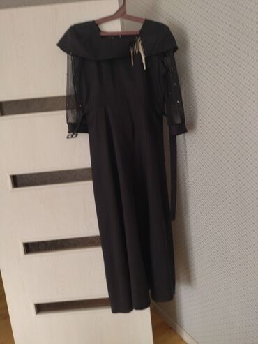 Ziyafət donları: Don 42-46 razmerə gedir. 1 dəfə geyinilib. 40₼