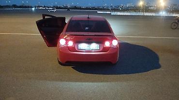 cruze led: Chevrolet Cruze sedan – qırmızı rəng, 4 qapılı, ön ötürücülü. Gecə — 5