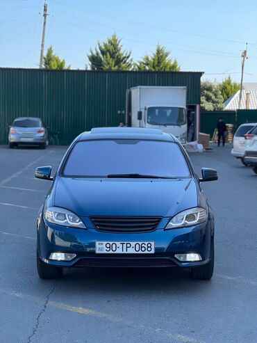 Digər avtomobillər: Göy rəngli, dördqapılı, lyuklu sedan tipli avtomobil. Ön hissədə qara — 6