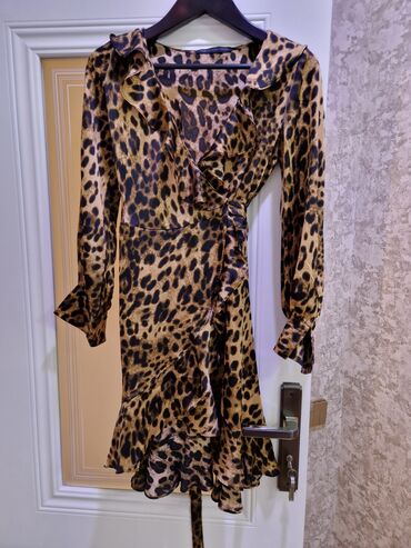 Hicab: Marc by Marc Jacobs leopard print don qara-qəhvəyi rəng palitrasında