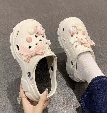 Кроссовки и спортивная обувь: 🌸 Женские сабо в стиле Crocs с декором “Hello Kitty” 🌸 💗 Модные