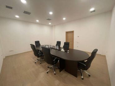 Ofislər: Nərimanov rayonunda, Ziya Bünyadov prospektində, 45 kv/m-lik obyekt — 4