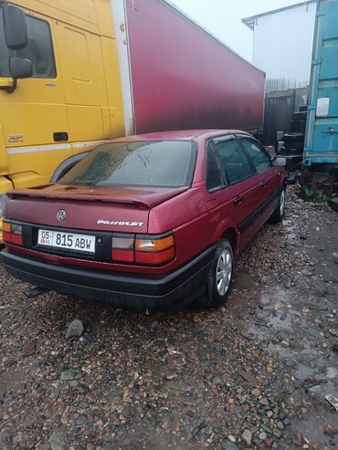 аварийные авто продажа: Volkswagen Passat: 1989 г., 1.8 л, Механика, Бензин, Седан