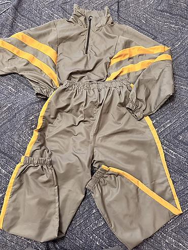 Kişi geyimləri: İdman geyim dəsti – kül rəngi, sarı zolaqlı - 2 hissəli dəst: jaket — 1