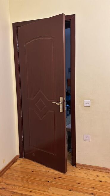 Otaq qapıları: 4 ədəd otaq qapısı satılır. Sökülüb hazırdır . Bu iri 80 mnt Binəqədi