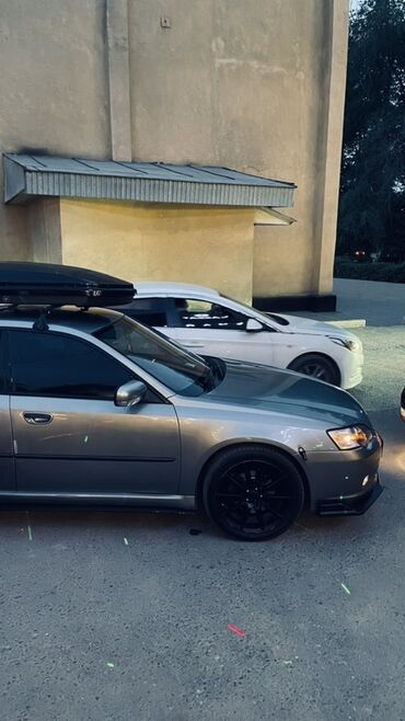 Subaru: Автомобиль Subaru Legacy серого цвета. Оборудован багажником на крыше