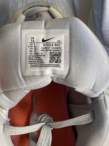 x elite: 🟣⚪ Первая пара (фиолетово-зелёные) Это линейка Nike KD (Kevin Durant) — 10