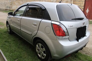 Kia: Kia Rio hatchback – gümüşü rəngdə, 5 qapılı şəhər avtomobili. Xarici — 5