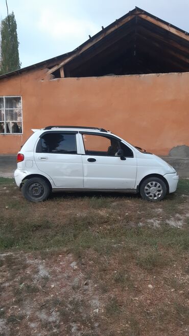 продаю матиз бишкек: Компактный белый хэтчбек Daewoo Matiz, идеально подходящий для