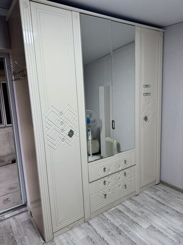 Спальные гарнитуры: Спальный гарнитур в классическом стиле, цвет айвори. Состав: - — 10