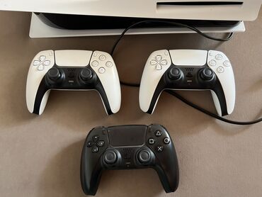 диск на сони плейстейшен 5: PlayStation 5 (версия с приводом Blu‑ray) + 3 геймпада DualSense