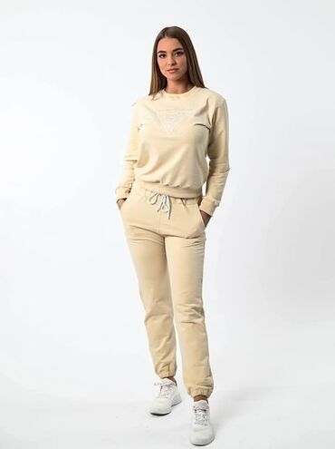 Gornji i donji deo: Zenske trenerke
S M L XL XXL
vezen znak Cena 2800 din — 8