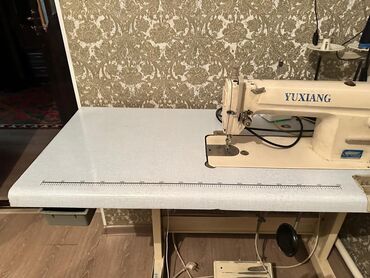 держатель для монитора: Промышленная швейная машина YUXIANG на устойчивом основании с большой