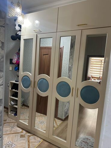 Divanlar: Dehliz dolabi 230 azn. Tecili satilir. 2 il evvel baha alinib. Unvan