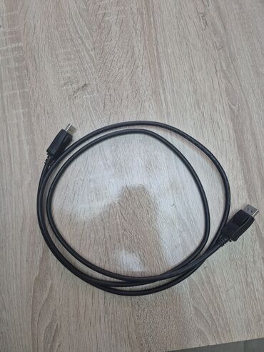 проекттор: Черный кабель DisplayPort, предназначенный для подключения различных