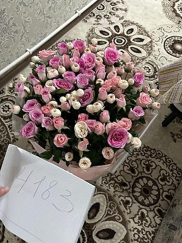 Композиция из роз в корзине - Элегантная цветочная композиция в белой