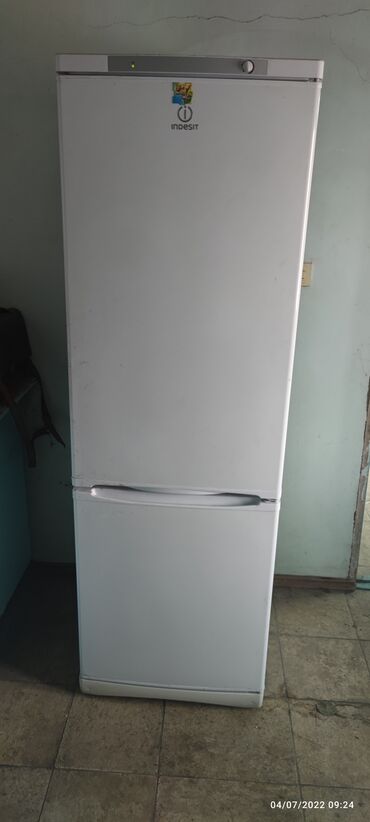 Б/у Двухкамерный цвет - Белый холодильник Indesit