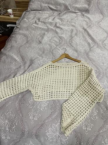 Açıq toxumalı ağ trikotaj bolero/sviter
Standart razmer — 4