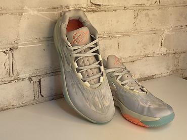 x elite: 🟣⚪ Первая пара (фиолетово-зелёные) Это линейка Nike KD (Kevin Durant) — 3