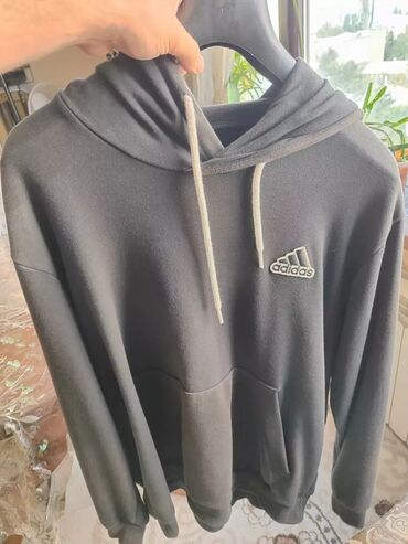 adidas jaket: Satilir beyler ucun original adidas firmasinin tolstovkasi veziyyeti