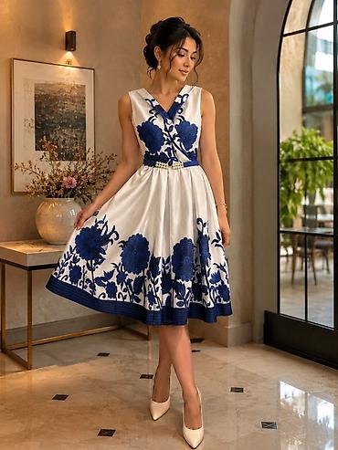 Ağ rəngli, göy naxışlı zərif qadın donu. Model qolsuzdur, V formalı