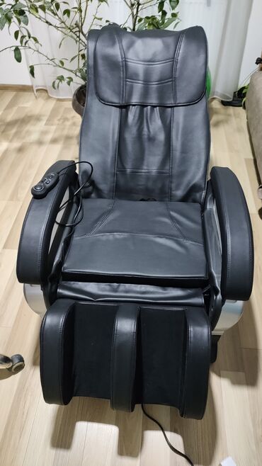 jastuk za ledja: Fotelja za masažu sadrži masažere za leđa i vrat, mogućnost rotiranja