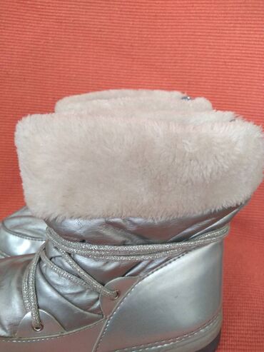Čizme: Cizme za devojcicu sa krznom unutra. Dvobroj 34-35, a izmerena duzina — 10