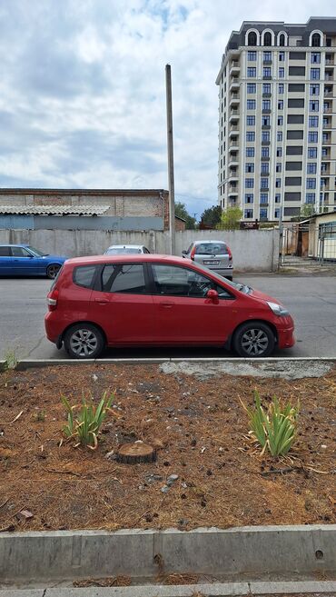 автомобиль седан: Хонда жаз срочно сатылат 
жылы 2004 об 1.4 автомат коробка