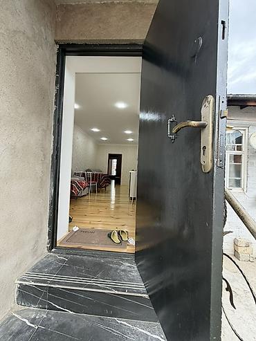 1 комнатная квартира студия: 1 otaqlı həyət evi – studiya tipli zal-mətbəx - Geniş, işıqlı zal — 9