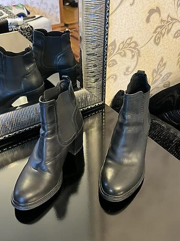 Botinka və botilyonlar: Qadınlar üçün qara Chelsea tipli dəri botlar - Material: yumşaq — 2