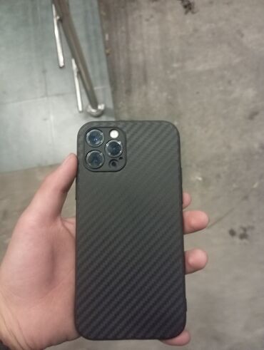 телефон чехол: Смартфон с тройной камерой и вспышкой в квадратном модуле, форм‑фактор