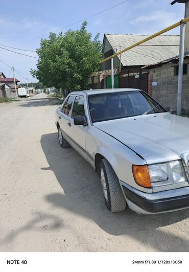 купить ниву бу недорого: Автомобиль Mercedes-Benz в кузове W124, серебристого цвета. Эта модель