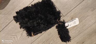 женские велюровые халаты: Qara tüklü qol çantası/klatç - Material: yumşaq tüklü parça