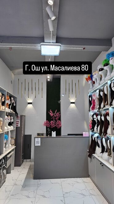 купить пластиковый чемодан на колесах: Предлагается широкий ассортимент париков, представленных на манекенах