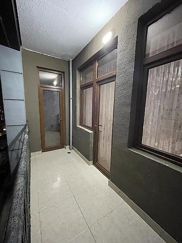 Mənzildə geniş eyvan və şəhər panoraması olan sanitar qovşağı -