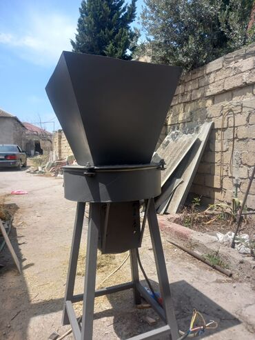 Tullantı qabları: Ot dogarayan ve yem uyuden sifarişle yigilib. Kotuklu ot saman qamiş