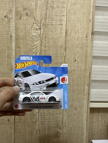 bağlı burunlu uşaq bosonojkaları: Hot wheels 
Nissan GTR 33
Qutusu bağlıdır