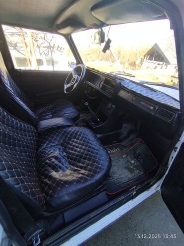 VAZ (LADA): VAZ 2107, ağ rəngli sedan Texniki xüsusiyyətlər: - Ban növü: 4 qapılı — 10