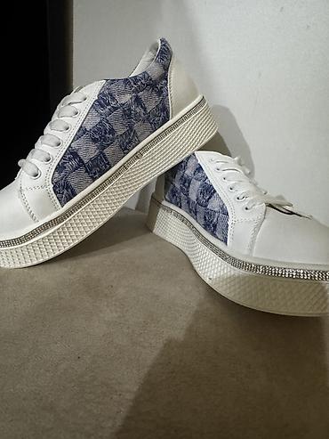 vans кеды женские: Ağ rəngli qadın krossovkaları - Dizayn: Ağ üst hissə, yanlarda mavi — 1