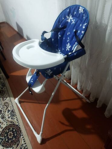 İdeal vəziyyətdə uşaq üçün yemək masası, bağcıqlar ilə, asan daşınan