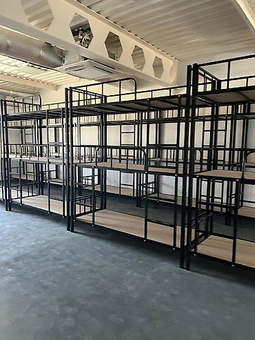 bunk bed: Металлическая трехъярусная кровать черного цвета. Каркас кровати — 4