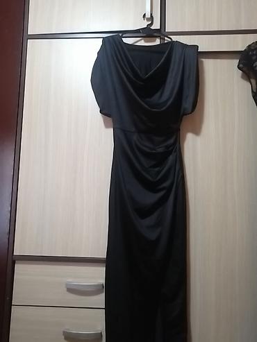 Elegantna crna haljina - Boja: klasična crna - Kroj: uska silueta sa