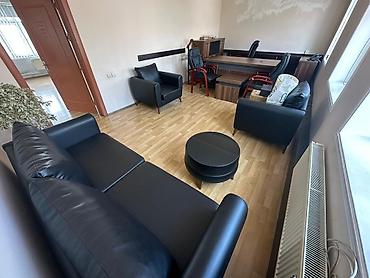 Ofis dəst mebeli: Ofis mebel dəsti Tərkibi: - Direktor masası: geniş iş səthi, kabel — 15