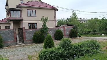 Продажа коттеджей и домов: Двухэтажный дом с огороженным участком и коваными воротами угловое — 9