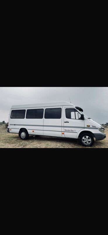 дом на колесах трейлер: Белый микроавтобус Mercedes-Benz Sprinter, предназначенный для