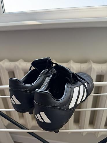 язычок: Футбольные бутсы adidas (модель с язычком-«шторкой»), черные с белыми — 3