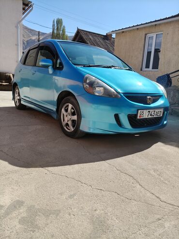 по следующий выкуп авто: Хэтчбек Honda Fit в ярком бирюзовом цвете. Автомобиль отличается