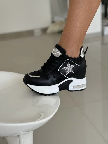 Women's Sneakers and athletic shoes: Cena 4800din
Br36-40
Skrivena peta 9cm — 5