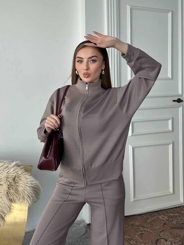 Gornji i donji deo: Komplet trenerka S M L XL 2XL Cena 3300 din — 25