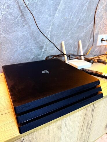 бэушные ноутбуки: Sony PlayStation 4 Pro (PS4 Pro) черного цвета. Комплектация по фото